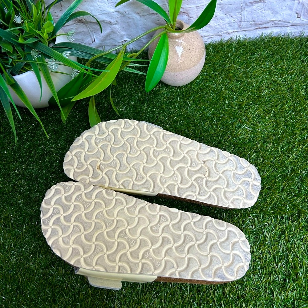 Birkenstock Cream Single-Buckle Slide Sandals - Picture 16 of 16